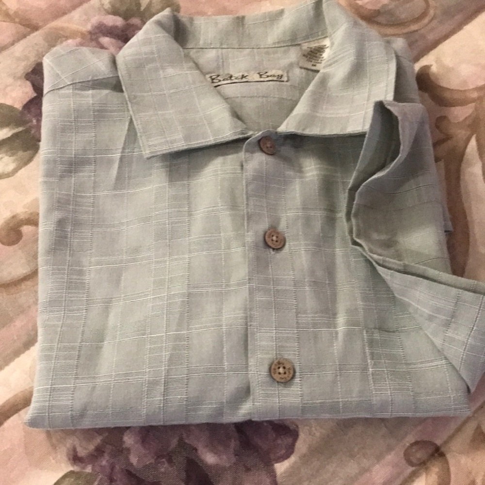 Men’s short sleeve shirt in size m in a very light green
